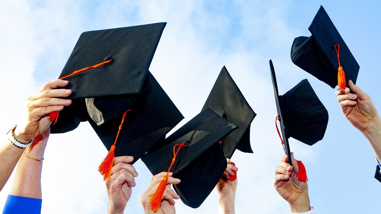 graduation - أهم 5 دول تقدم منح دراسية مجانية في 2025 1