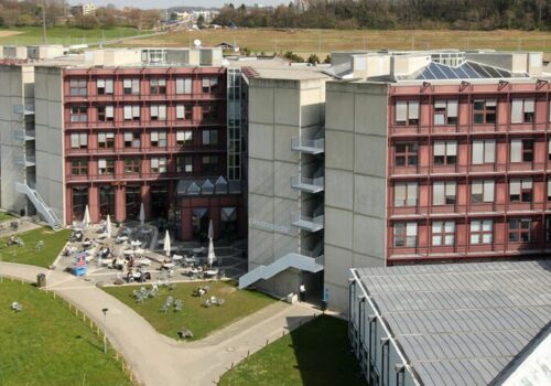 واجهة بناء جامعة لوزان السويسرية التي تقدم منح دراسية ذهبية 992x484 1 - الرئيسية 3